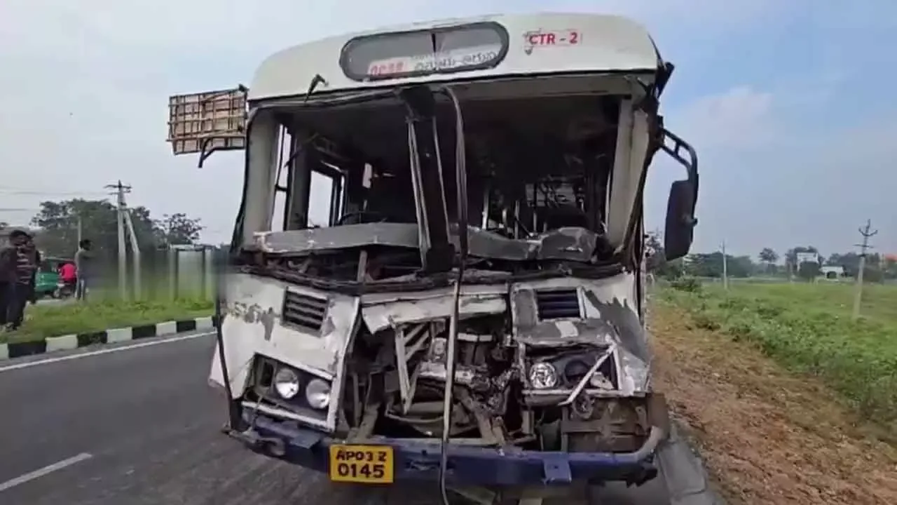Hanumanthuwaka Junction Crash: School Auto Rams RTC Bus in Vizag Traffic Chaos